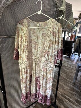 Cato Cream and Mauve Paisley Crochet-Trim Kimono Top
